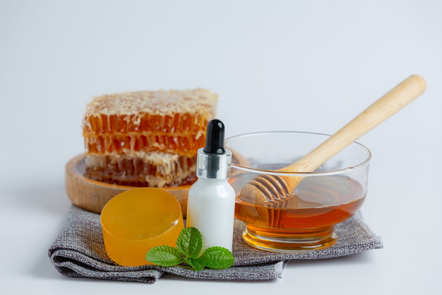 Honey Benefits for Skin and How to Use It