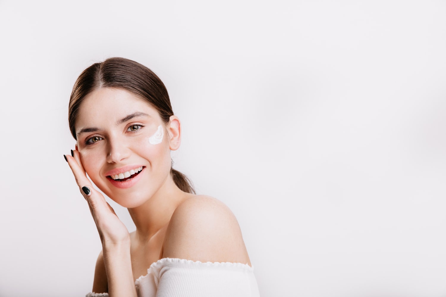 Unveiling Radiance: Elevate Your Winter Skincare Ritual with Glow Cream